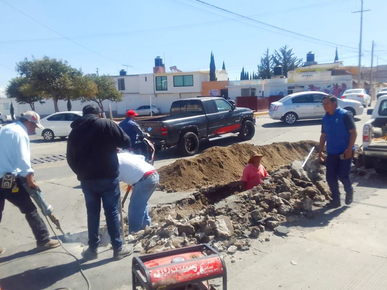 Reemplaza Capamh línea de conducción en el centro de la ciudad de Huamantla